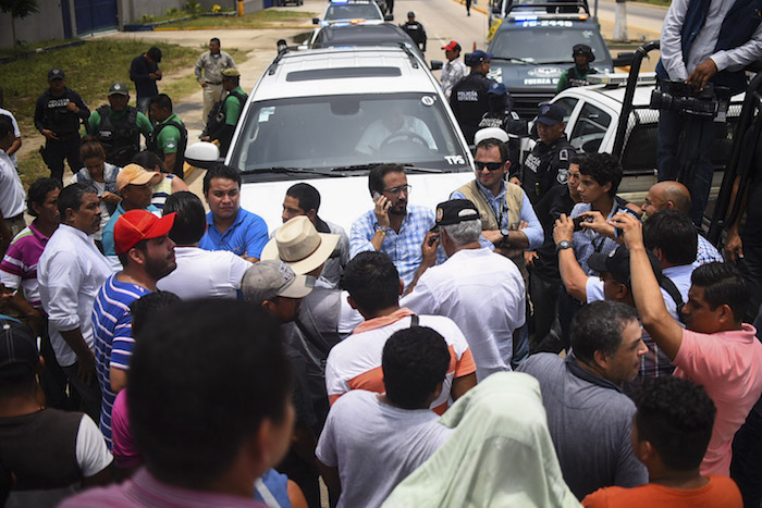 El Senador Fernando Yunes Hijo Del Candidato Panista a La Gubernatura De Veracruz Miguel Ángel Yunes Fue Detenido En Un Retén En Coatzacoalcos Veracruz Tras Negarse a La Revisión De Unas Maletas Que Traía En Su Camioneta Fue Trasladado Ante El Mp Horas Después Fue Liberado Foto Cuartoscuro