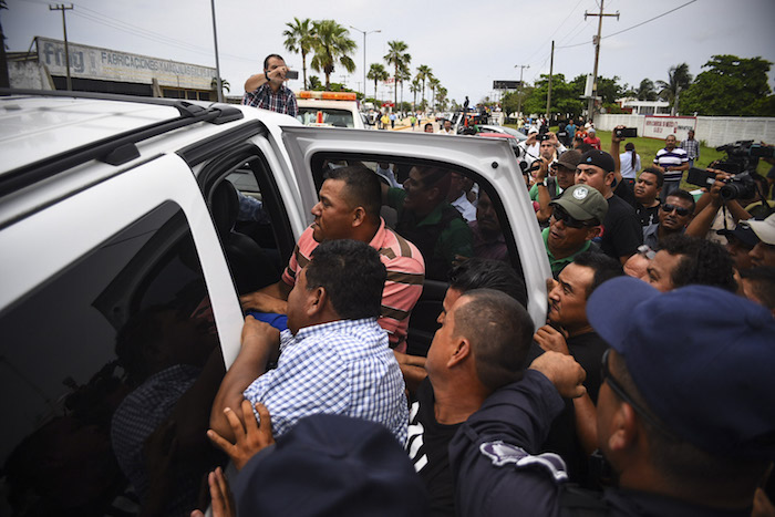 Fernando Yunes dijo que fue trasladado al Ministerio Público luego de que no permitió que policía le revisaran sus maletas. Foto: Cuartoscuro 