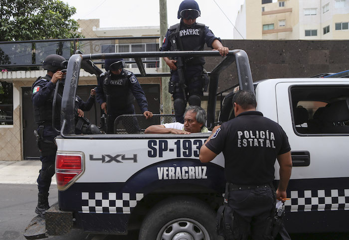 El detenido merodeaba la casilla y ofrecía 50 pesos por un voto a favor del PAN-PRD. Foto: Cuartoscuro