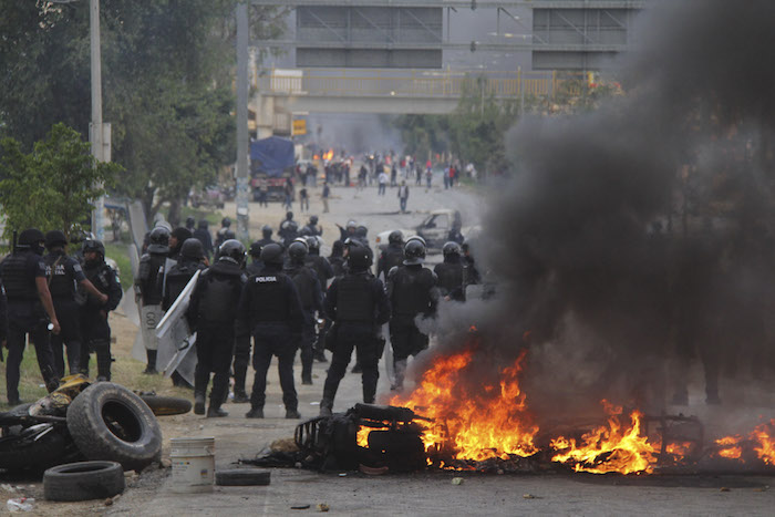 El domingo pasado un desalojo a maestros y ciudadanos en Nochixtlán dejó un saldo de 9 muertos. Foto: Cuartoscuro 