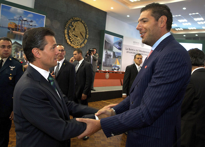 El Presidente Enrique Peña Nieto y Carlos Hank Gonzalez director de Grupo Financiero Interacciones al termino de la presentación "La Banca de Desarrollo: avances y perspectivas", realizado en la residencia oficial de los pinos. Foto: Cuartoscuro.