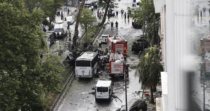 Policías y bomberos inspeccionan el lugar donde se ha producido un atentado en Estambul, este martes 7 de junio. Foto: EFE.