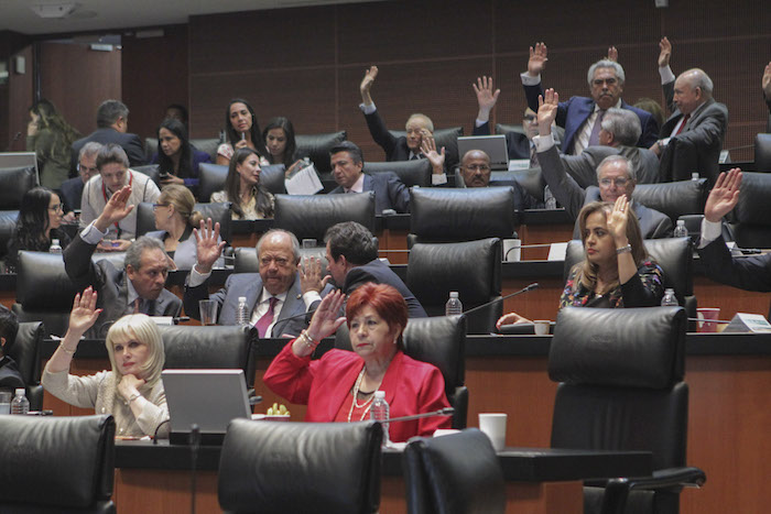 Legisladores votando, durante la sesión del Periodo Extraordinario del Senado de la República. Foto: Cuartoscuro