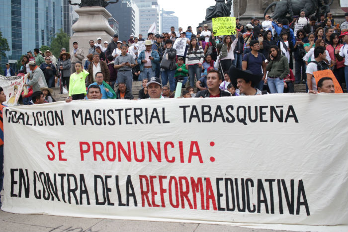 Maestros de distintas entidades llegaron de la capital del país para apoyar la marcha de la CNTE. Foto: Francisco Cañedo, SinEmbargo