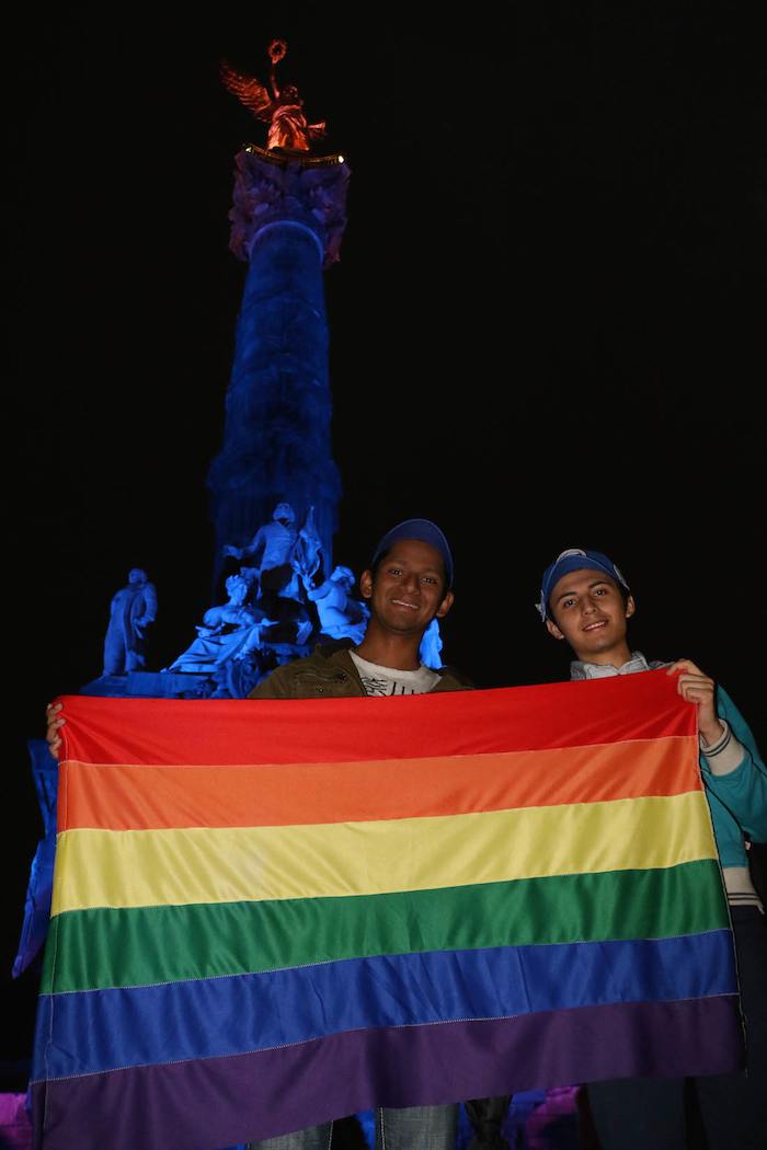 Algunos Miembros De La Comunidad Lgbttt Se Dieron Cita En El Ángel De La Independencia Foto Cuartoscuro