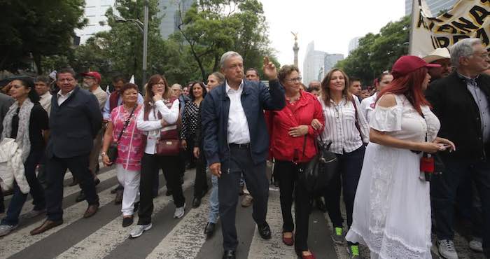 En la imagen, AMLO durante la marcha en apoyo al magisterio. Foto: Francisco Cañedo, SinEmbargo.