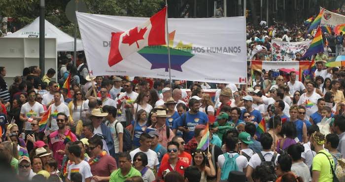 Integrantes de la comunidad LGBTTTI salieron a manifestarse para defender sus derechos y exigir mejores condiciones de trato. Foto: Valentina López.