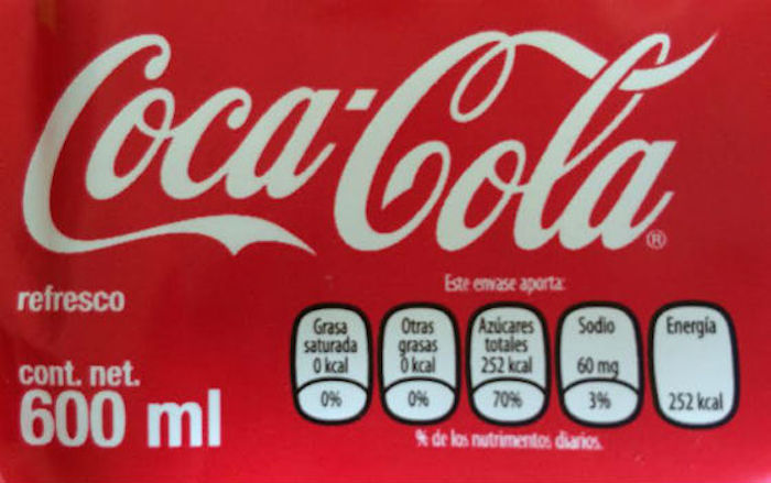 Etiquetado frontal en Coca Cola en México: complejo, difícil de entender y no útil. En esta bebida hay más azúcar que el máximo recomendada para todo un día por la Organización Mundial de la Salud y el etiquetado no lo advierte, incluso, indica que es 70% de azúcar de los nutrimientos diarios. Foto: Especial