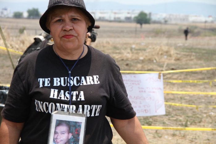 Guillermina Sotelo busca a su hijo César Iván cada domingo por los derroteros de los cerros de Iguala. Foto: LaOpinión