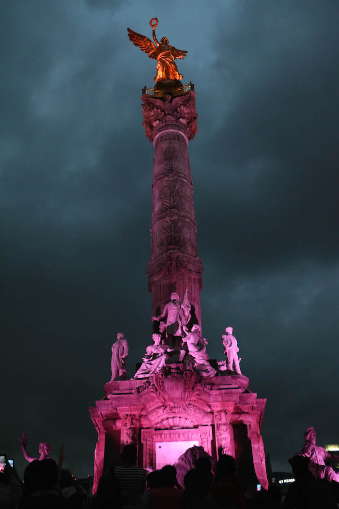 El Ángel de la independencia con los colores de la bandera del movimiento del Orgullo LGBTTTI, como parte de las celebración de la XXXVII marcha del orgullo gay. Foto: Cuartoscuro