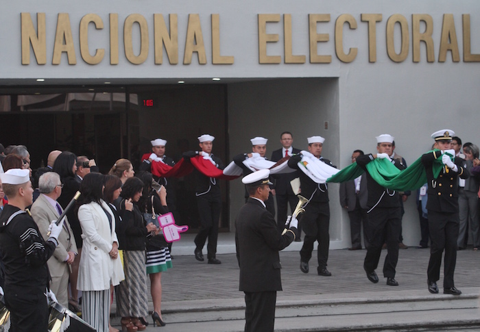 Lorenzo Córdova, consejero presidente del INE, presidió la Ceremonia de Honores a la Bandera para arrancar oficialmente la Jornada Electoral 2016. Foto: Cuartsocuro