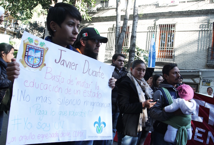 Estudiantes, egresados e integrantes de la comunidad universitaria veracruzana se reunieron frente a la Casa de Representación de Veracruz para exigir que las autoridades otorguen el presupuesto correspondiente a la Universidad Veracruzana y dejen de utilizar corruptamente los fondos. Foto: Cuartoscuro. 