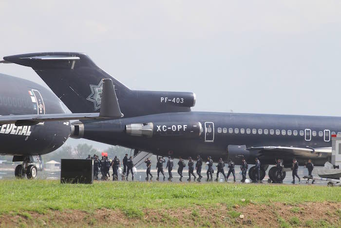 Dos aviones de la Policía Federal arribaron la mañana de este jueves al aeropuerto internacional de Oaxaca. Foto: Cuartoscuro. 