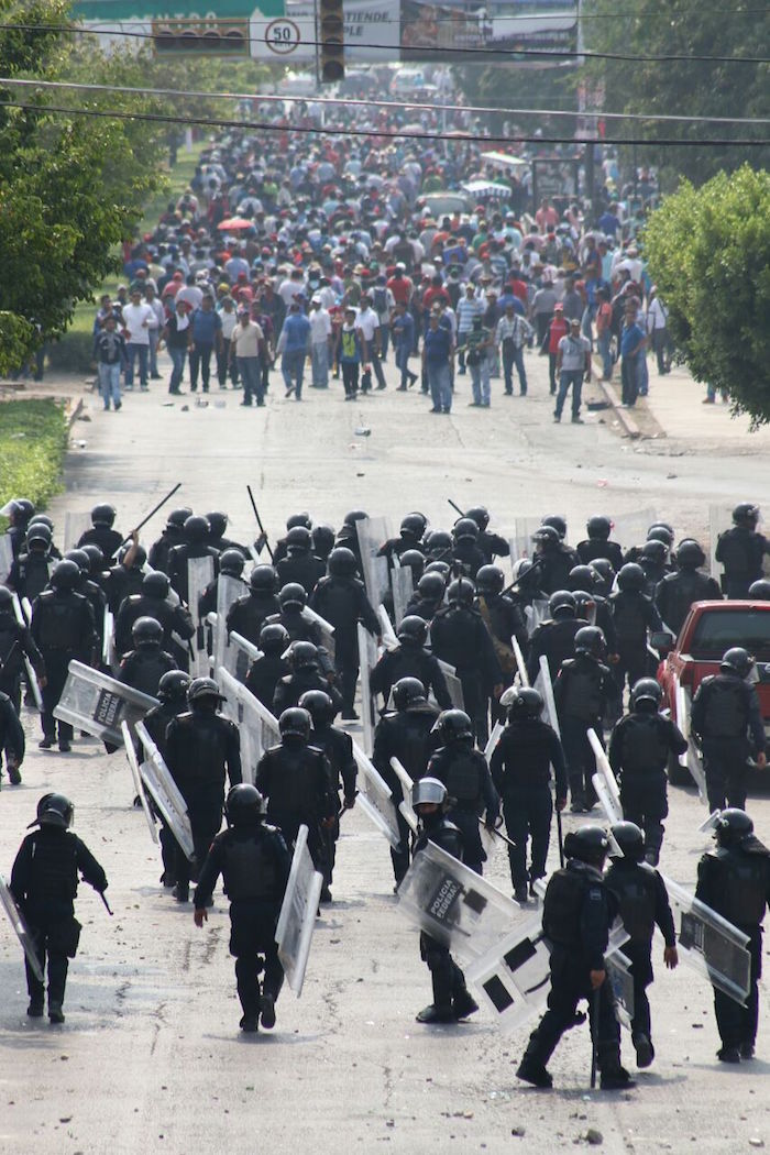 El enfrentamiento entre el magisterio y la Policía inició en el tramo carretero conocido como La Pochota, vía que comunica a la Costa y otras entidades como Oaxaca y Veracruz, alrededor de las 9:30 horas. Foto: Cuartoscuro/Archivo. 