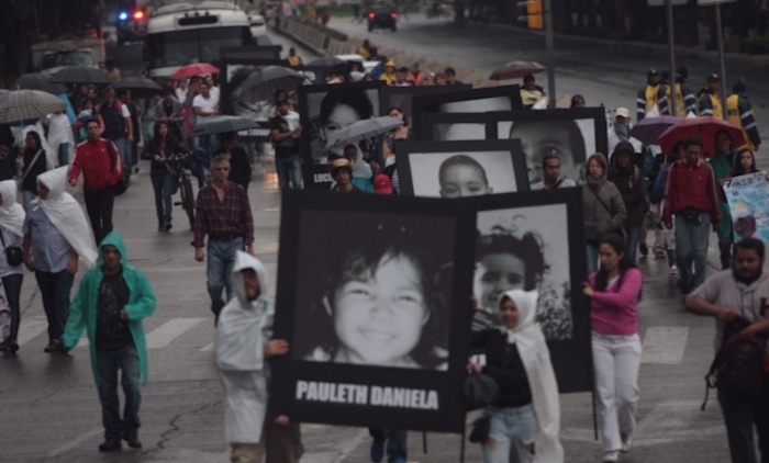 El Contingente Que Se Congregó En Un Primer Momento En La Estela De Luz Está Encabezado Por Abraham Fraijo Uno De Los Padres De Las Víctimas Y Algunos De Los Familiares De Los Normalistas Desaparecidos De La Escuela Normal Rural Raúl Isidro Burgos Foto Valentina López Sinembargo