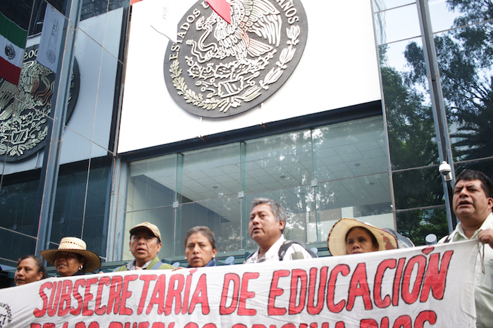 Miembros de la CNTE se manifiestan esta mañana en la PGR para exigir la liberación de sus dirigentes. Foto: Francisco Cañedo, SinEmbargo