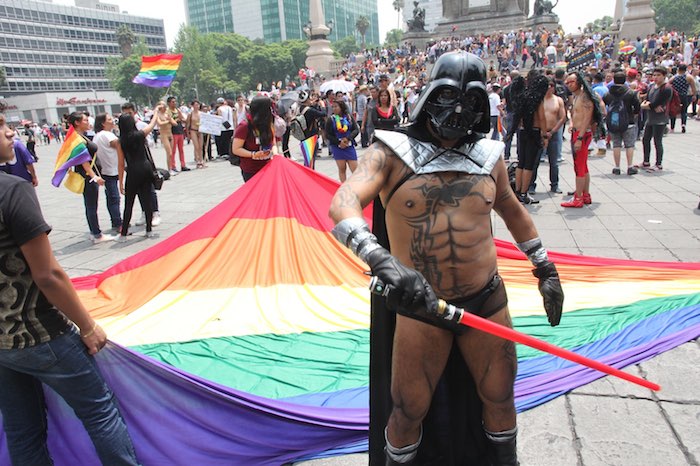 Asegura Ser una Mariposa Atrapada En El Cuerpo Equivocado Posa Sensualmente Para La Foto Y Continúa Su Camino Foto Valentina López Sinembargo