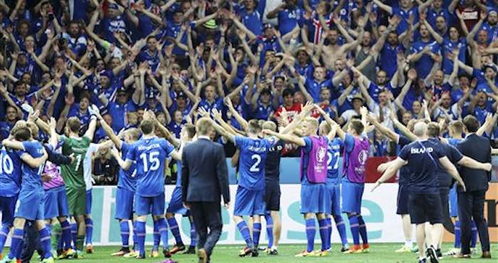 Los Jugadores De La Selección De Islandia Festejan Con Sus Seguidores Tras Eliminar a Inglaterra En Los Octavos De Final De La Eurocopa Foto Ap