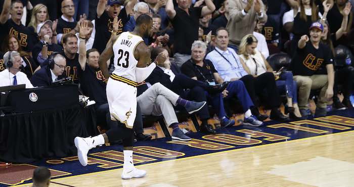 El Jugador De Cavaliers Lebron James Celebra Tras Encestar Durante El Sexto Partido Entre Warriors Y Cavaliers Por La Final De La Nba Foto Efe