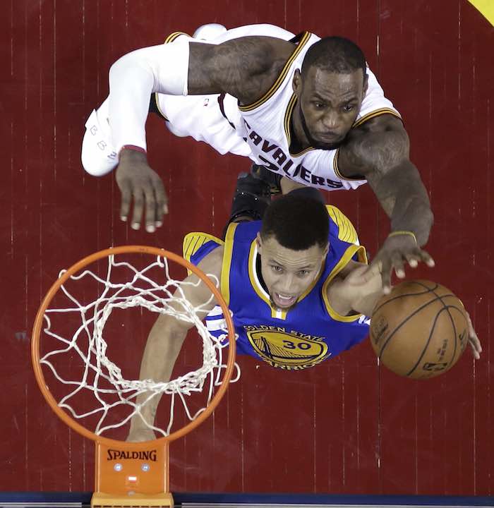 El Jugador De Los Cavaliers Lebron James arriba Bloquea La Jugada a Stephen Curry abajo De Los Warriors Foto Efe