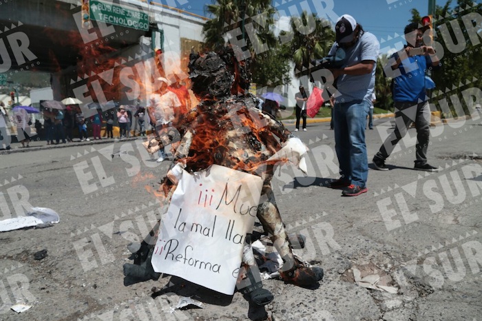 Manifestantes Quemaron Viñetas Foto Jessica Torres El Sur