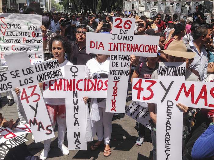 Hoy dos marchas multidudinarias pidieron al Gobierno el cese de la represión. Foto: Moisés Pablo, Cuartoscuro