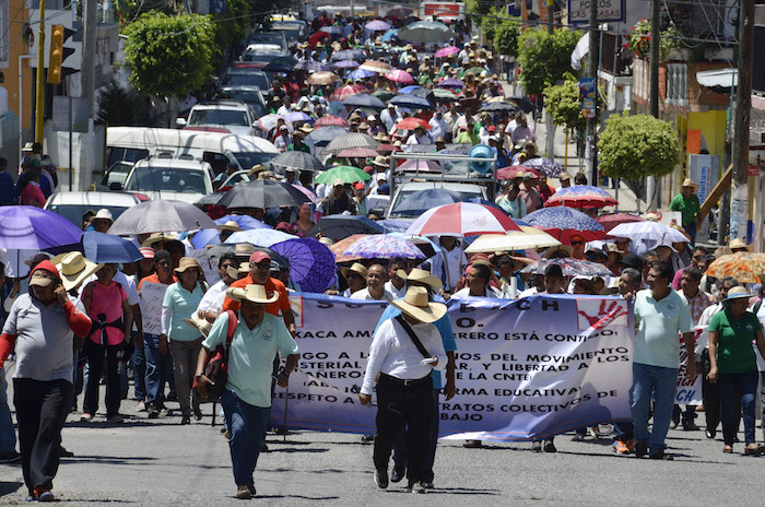 Maestros Del Sutcobach Durante La Manifestación En Chilpancingo Foto Cuartoscuro