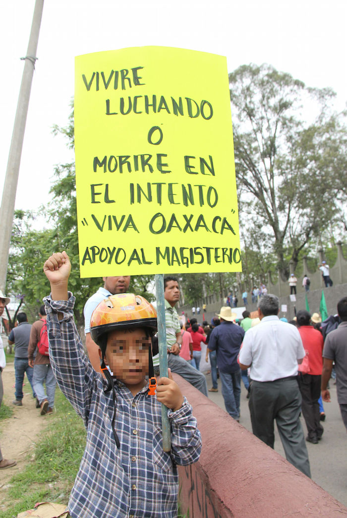 Miles de profesores pertenecientes a la sección 22 de la CNTE marcharon por las calles de Oaxaca para repudiar el fallido desalojo realizado el pasado domingo en los municipios de Asunción Nochixtlán, San Pablo Huitzo y en la ciudad de Oaxaca. Foto: Cuartoscuro. 