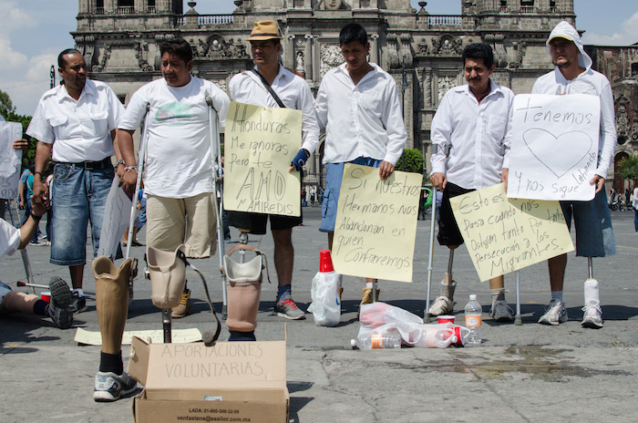 Migrantes hondureños mutilados por el ferrocarril “La Bestia” en una protesta en el Zócalo capitalino en marzo de 2015. Foto: Cuartoscuro