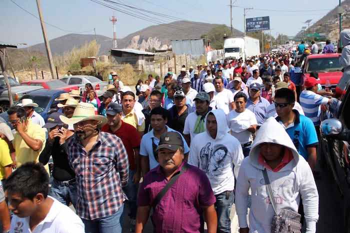 No hay nada que fastidie más a los campesinos que los obliguen a destrozar el trabajo de cinco meses en los sembradios. Foto Vice News