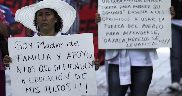 "Lo mataron cobardemente a mi hijo, porque él no debía nada. Eso no se vale. Apenas iba a cumplir mi hijo 22 años el 30 de octubre, apenas iba a salir adelante. Era mi única esperanza", menciona Rutilia Santiago Cruz, madre de una de las víctimas. Foto: Cuartoscuro.