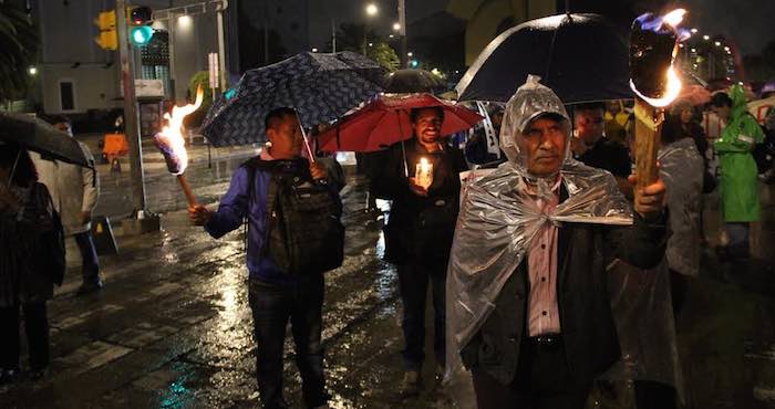 Portando antorchas y veladoras, el contingente avanzó sobre las avenidas Ayuntamiento, Balderas, Juárez y Reforma. Foto: Luis Barrón, SinEmbargo.