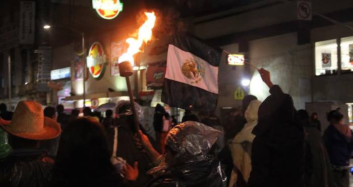 El la imagen, la marcha que partió de la Ciudadela para dirigirse al antimonumento a los 43 normalistas. Foto: Luis Barrón, SinEmbargo.