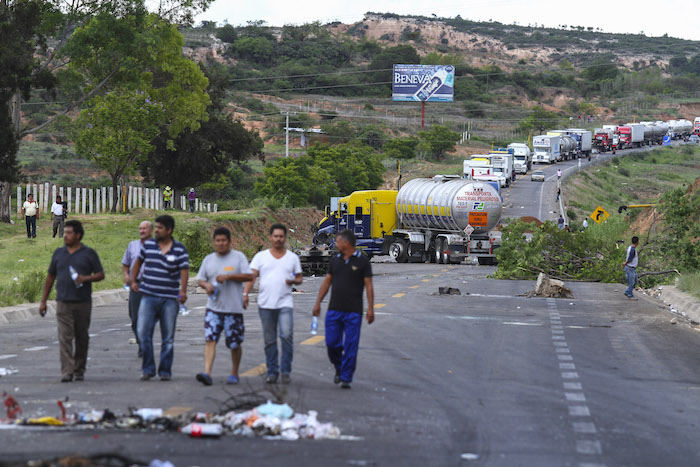 Pobladores, padres de familia y maestros de la Sección 22 de la CNTE mantienen el bloqueo de la autopista federal México-Oaxaca, tras los disturbios que provocó el intento de desalojo por parte de la Policía Federal el pasado domingo. Foto: Cuartoscuro.