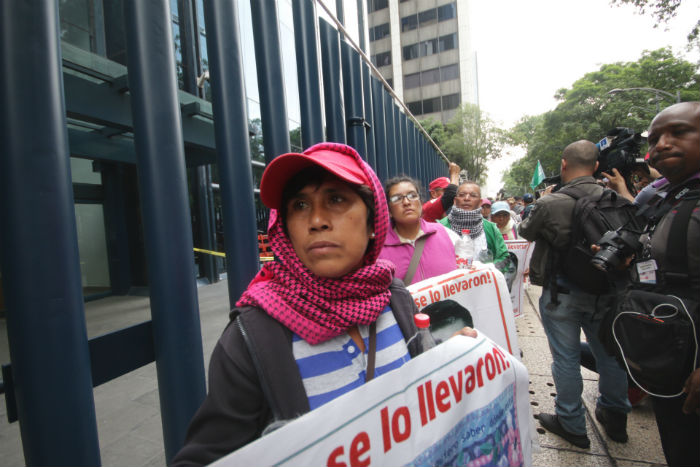 Los padres de los 43 normalistas de Ayotzinapa recordaron afuera de la PGR que sus hijos desaparecieron hace 21 meses. Foto: Valentina López, SinEmbargo