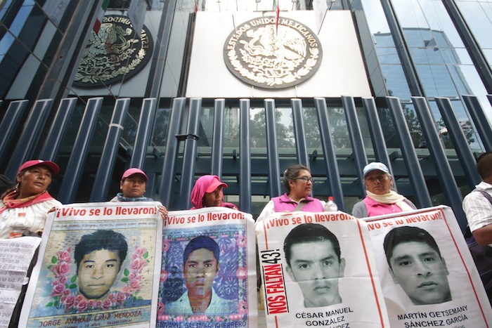 Familiares De Los Normalistas Desaparecidos Afuera De La Pgr Foto Francisco Cañedo Sinembargo