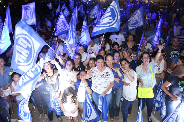 Seguidores De Francisco García Cabeza De Vaca Festejaron a Un Costado Del Estadio De Fútbol En Ciudad Victoria Tamaulipas La Victoria Del Candidato Foto Cuartoscuro