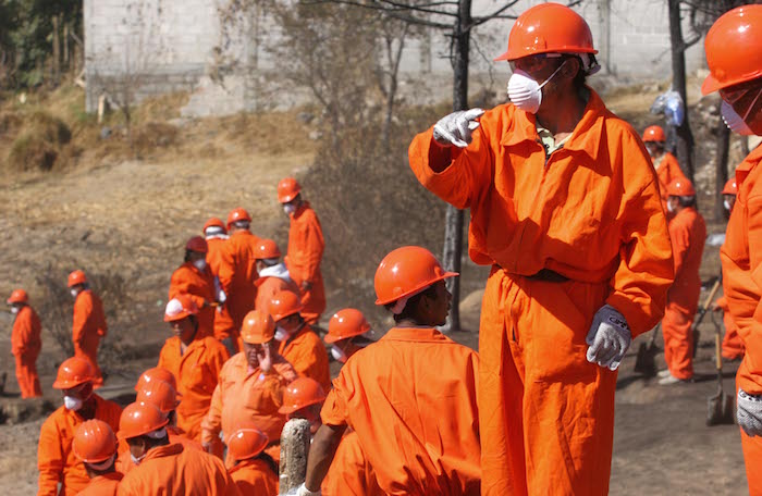 En el 2010 trabajadores de Pemex atendieron el río Atoyac despues de un derrame. Foto: Cuartoscuro