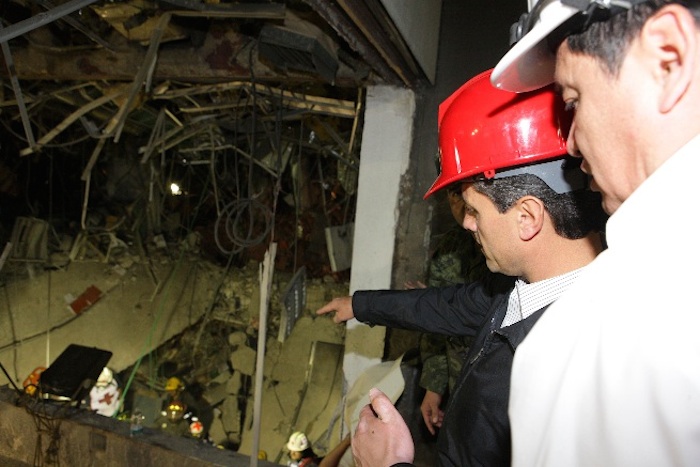 El Presidente Enrique Peña Nieto supervisando el rescate luego de vacacionar. Foto: Cuartoscuro. 