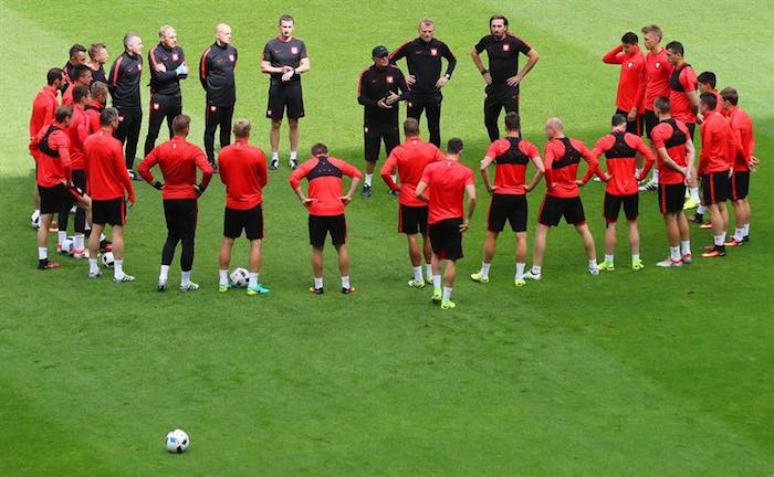 La Selección De Polonia Calienta Para Enfrentarse Con Alemania Foto Efe