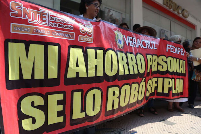 VERACRUZ, VERACRUZ, 29FEBRERO2016.- Maestros jubilados cerraron la avenida Independencia para reclamar el pago tardío y los adeudos que el gobierno del estado tiene con ellos. FOTO: ILSE HUESCA /CUARTOSCURO.COM