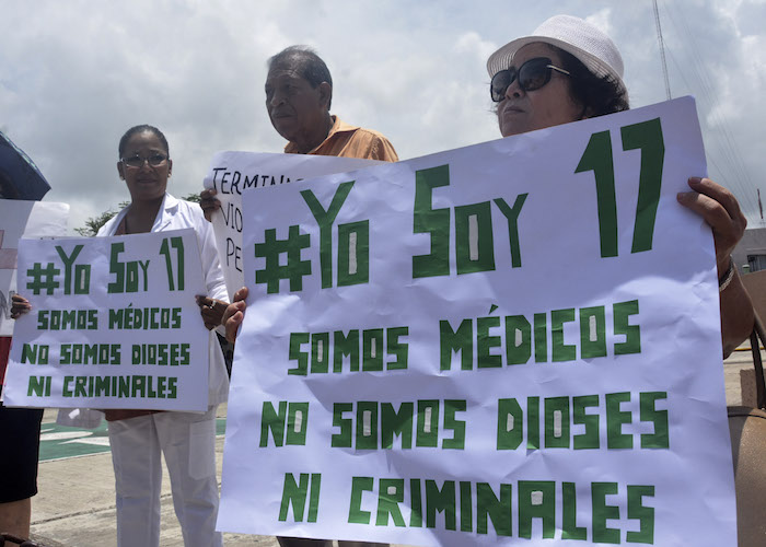 Médicos de Cancún se unieron ayer al paro nacional en rechazo al sistema nacional de salud. Foto: Cuartoscuro 