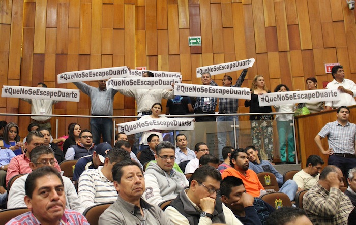 Dentro del Recito Legislativo, diversas personas protestan con pancartas en las que lee: "#QueNoSeEscapeDuarte". Foto: Twitter @pepe_mancha