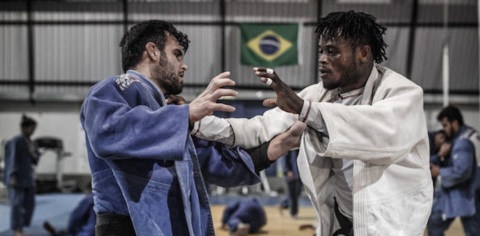 People Misenga (derecha en la imagen), 24 años. Huyó de República Democrática del Congo y pidió asilo en Brasil. Se prepara para participar como judoca en el Equipo de Refugiados de los JJOO de Río2016 | FOTO: Acnur 