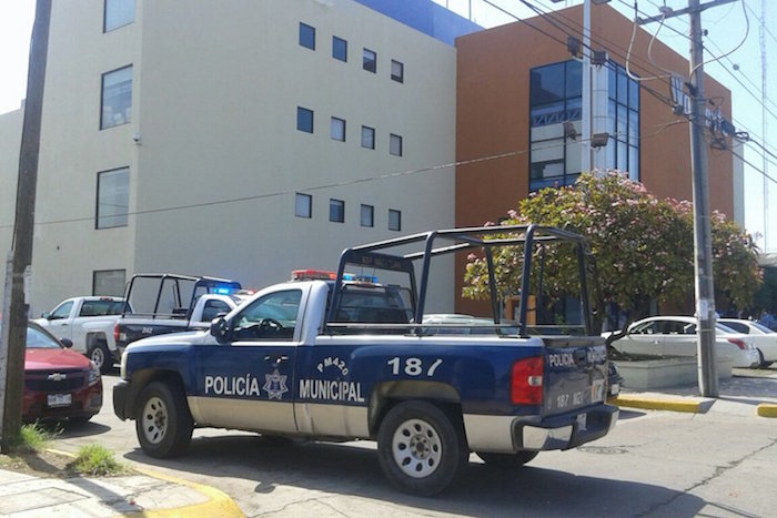 El personal de Hacienda estuvo apoyado en todo momento por elementos de la Policía Municipal de Mazatlán. Foto: Noroeste