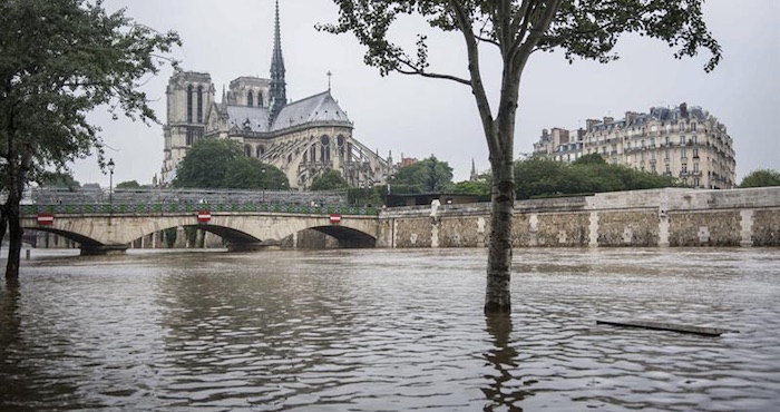 Vista General De La Catedral De Notre Dame De París Desde La Orilla Del Sena En París Francia Ayer Foto Efe