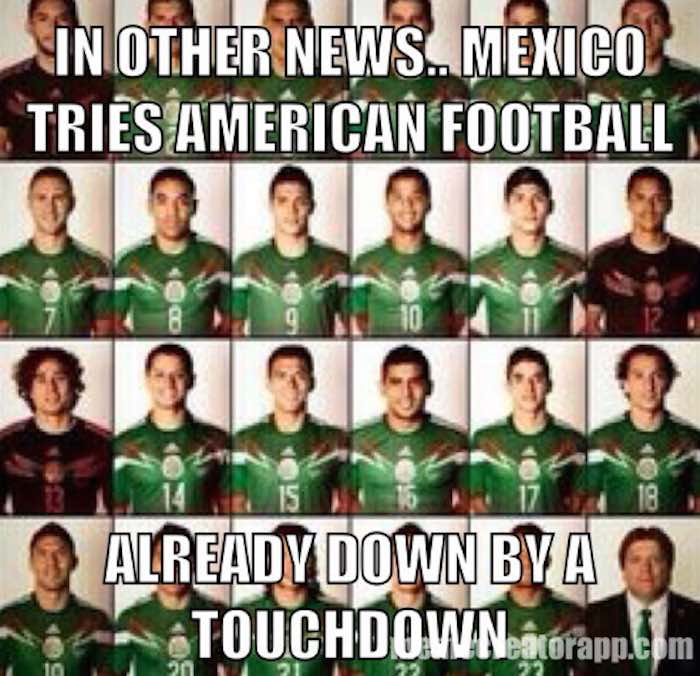 En la imagen se lee: "En otras noticias... México prueba el futbol americano. Ya va perdiendo por un Touchdown". Foto: especial.