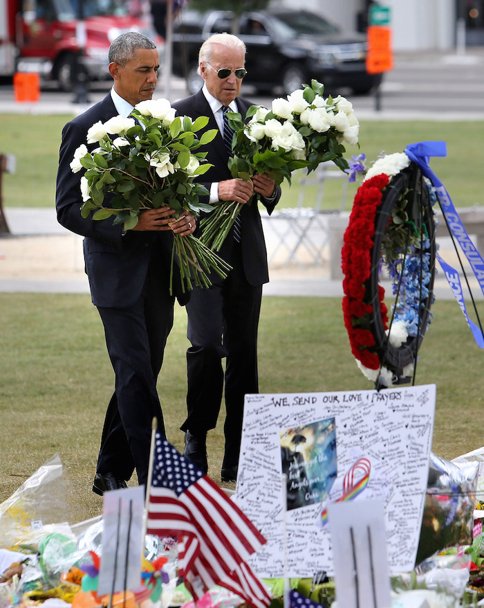 Barack Obama Acompañado Por El Vicepresidente Joe Biden Visitan Un Memorial Improvisado En Honor a Las Víctimas Del Tiroteo Masivo En El Centro Nocturno Pulse Foto Xinhua