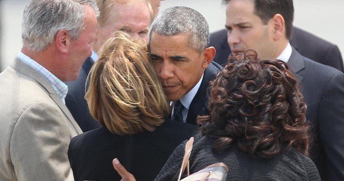 El Presidente Estadounidense Barack Obama Abraza a La Alcaldesa De Orange County Tras Arribar Florida Para Reunirse Con Las Familias De Las Víctimas Y Sobrevientes Del Bar Pulse Foto Xinhua