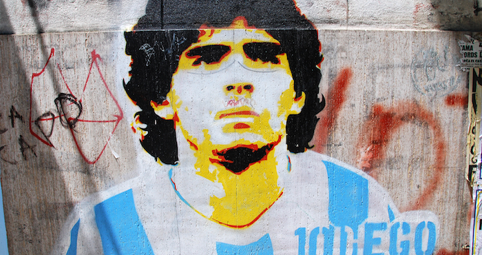 Un Grafitti De Diego Maradona En Una Pared De Buenos Aires Argentina Foto Archivoshutterstock